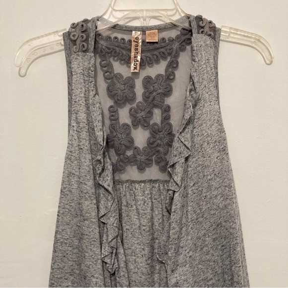 Eyeshadow Gray Cardigan Sleeveless Womens Size Medium Crotchet Flowers Layering - Picture 2 of 8
